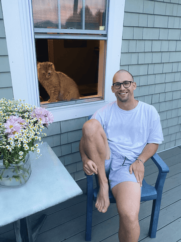 Intimate moment: Fabian with his cat, the night before chemotherapy. A reflection of strength and companionship in the face of challenges. 